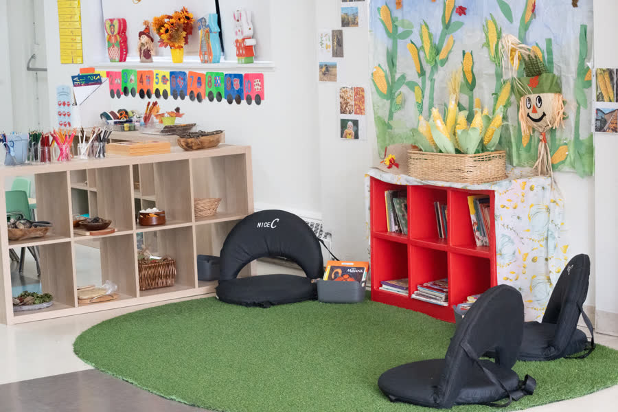 Un local avec des œuvres d'enfants aux murs